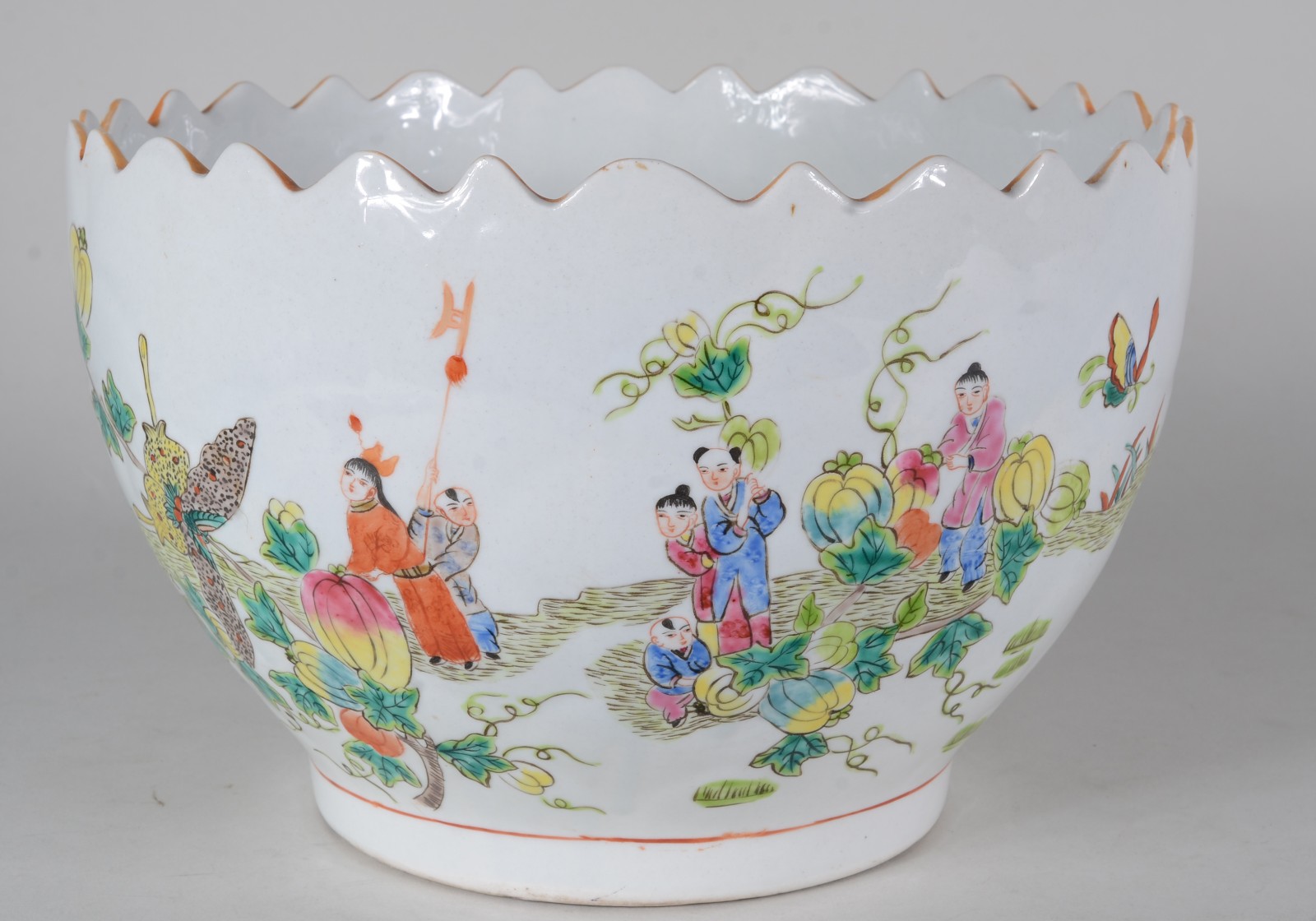 Bowl de porcelana oriental, fundo branco com figuras em policromia... - foto 6 de 8