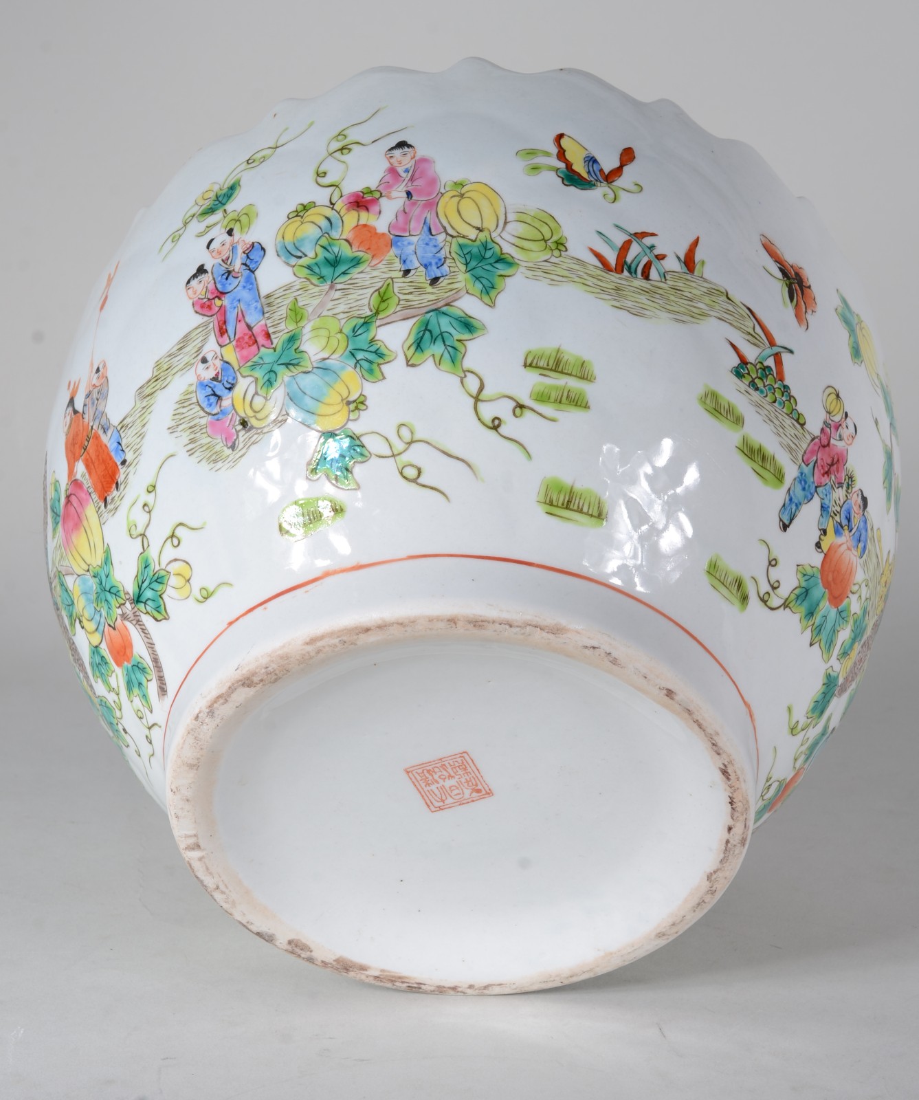Bowl de porcelana oriental, fundo branco com figuras em policromia... - foto 7 de 8