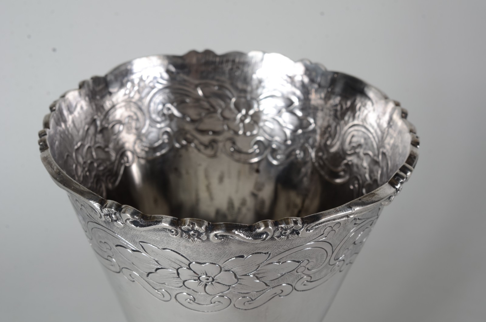 Vaso de prata, contraste 833 mls., detalhes gomados e folhagens... - foto 3 de 7