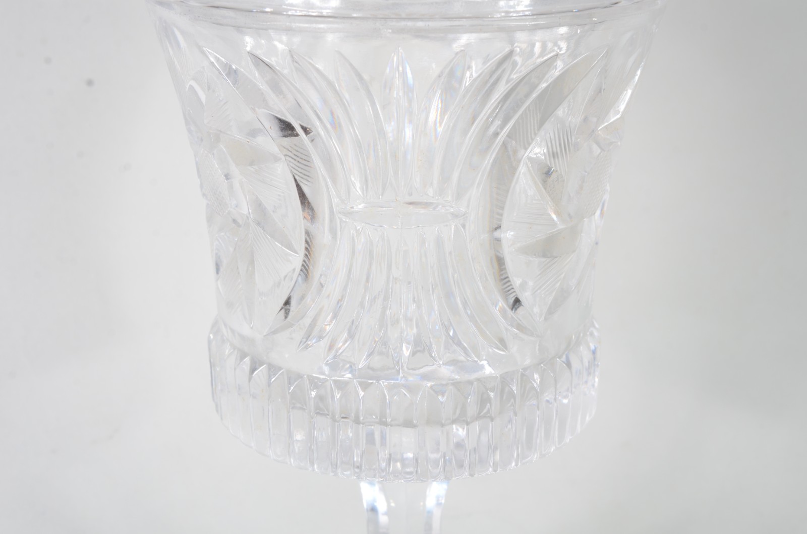 Compoteira de cristal europeu lapidado ( com lascado na borda). - foto 6 de 11