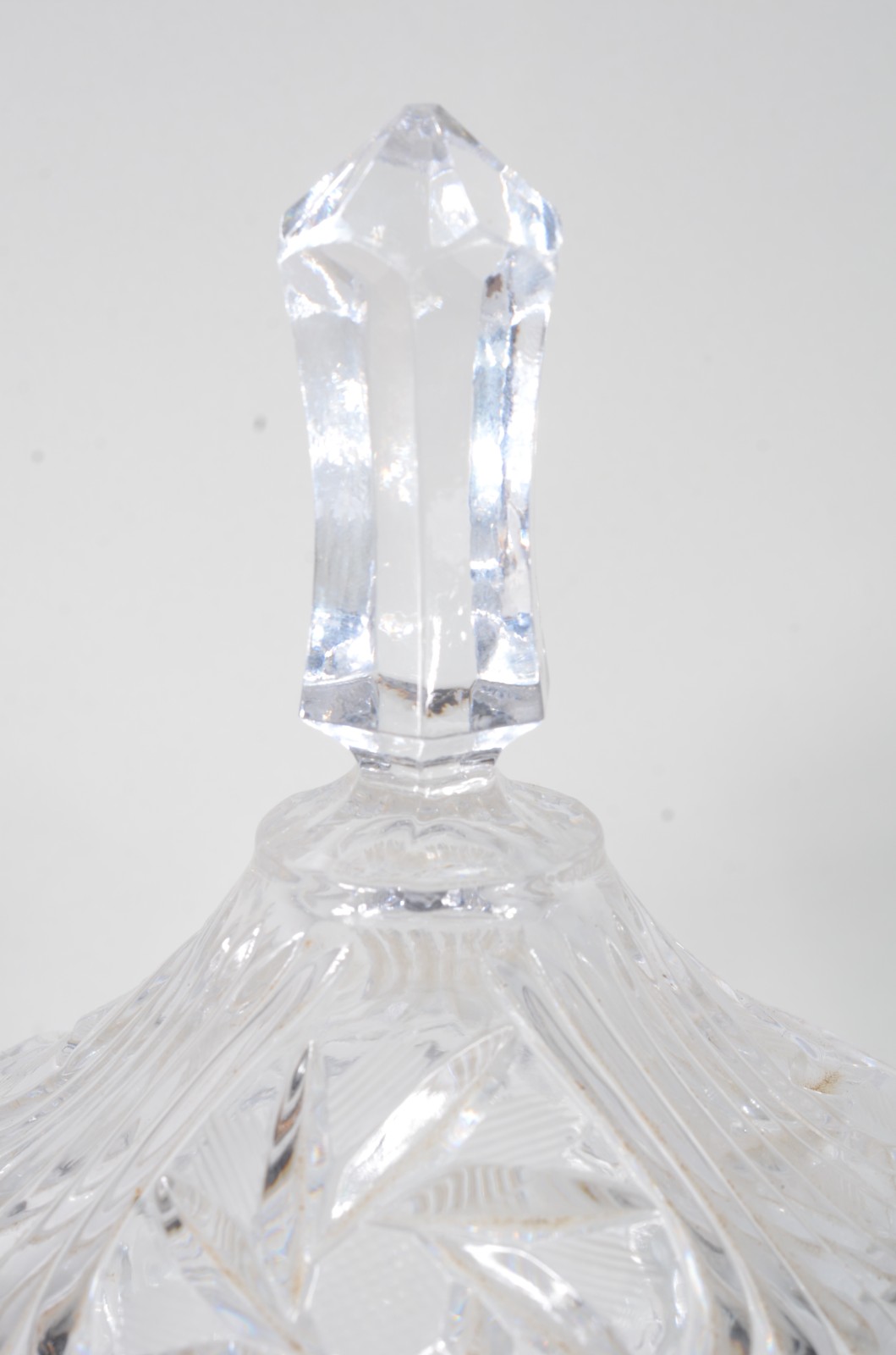 Compoteira de cristal europeu lapidado ( com lascado na borda). - foto 3 de 11