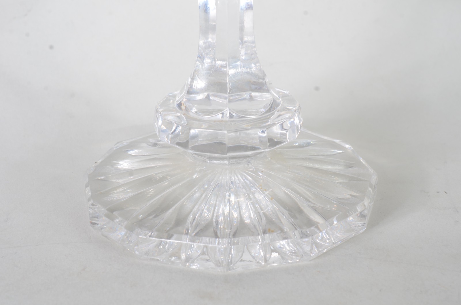 Compoteira de cristal europeu lapidado ( com lascado na borda). - foto 4 de 11