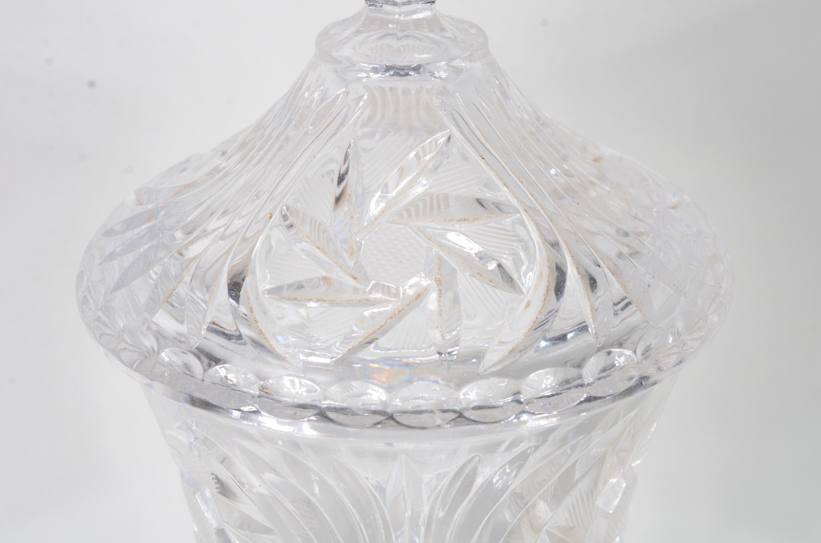 Compoteira de cristal europeu lapidado ( com lascado na borda). - foto 2 de 11