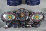 Serviço de cerâmica mexicana "Talavera" floral ... - Serviço de cerâmica mexicana "Talavera" floral em policromia, composto de: 23 pratos rasos, 19 pratos fundos, 13 pratos de sobremesa, 18 bowls, ...