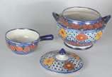Serviço de cerâmica mexicana "Talavera" floral ... - Serviço de cerâmica mexicana "Talavera" floral em policromia, composto de: 23 pratos rasos, 19 pratos fundos, 13 pratos de sobremesa, 18 bowls, ...