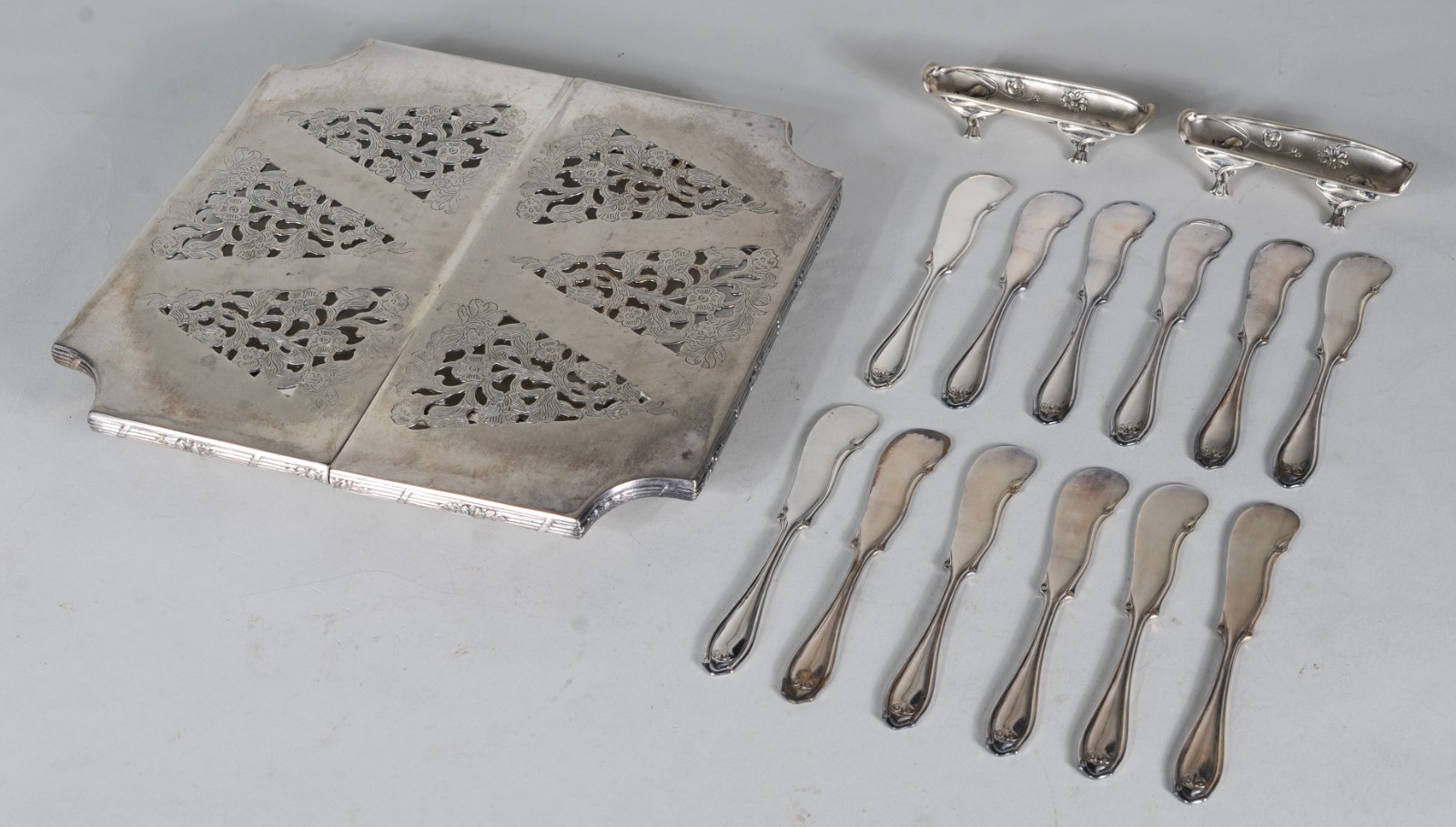 Diversas peças de metal prateado, sendo: 12 facas para pasta... - foto 1 de 10