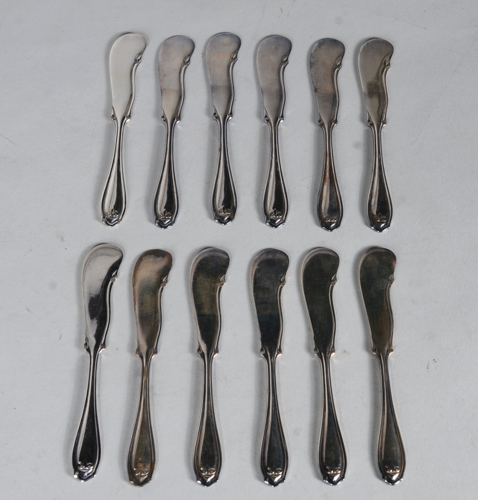 Diversas peças de metal prateado, sendo: 12 facas para pasta... - foto 2 de 10