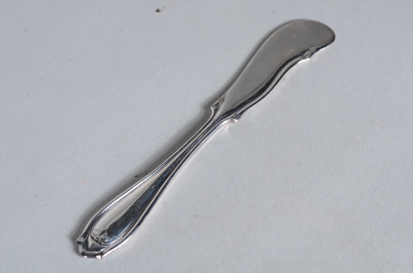 Diversas peças de metal prateado, sendo: 12 facas para pasta... - foto 3 de 10