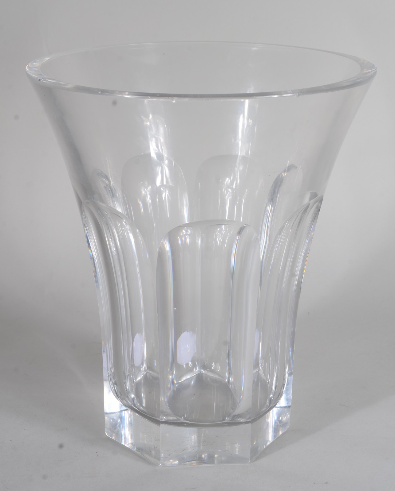 Vaso de cristal europeu com base facetada (pequenos lascados). - foto 1 de 6