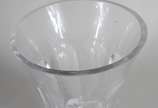 Vaso de cristal europeu com base facetada (pequ... - Vaso de cristal europeu com base facetada (pequenos lascados).