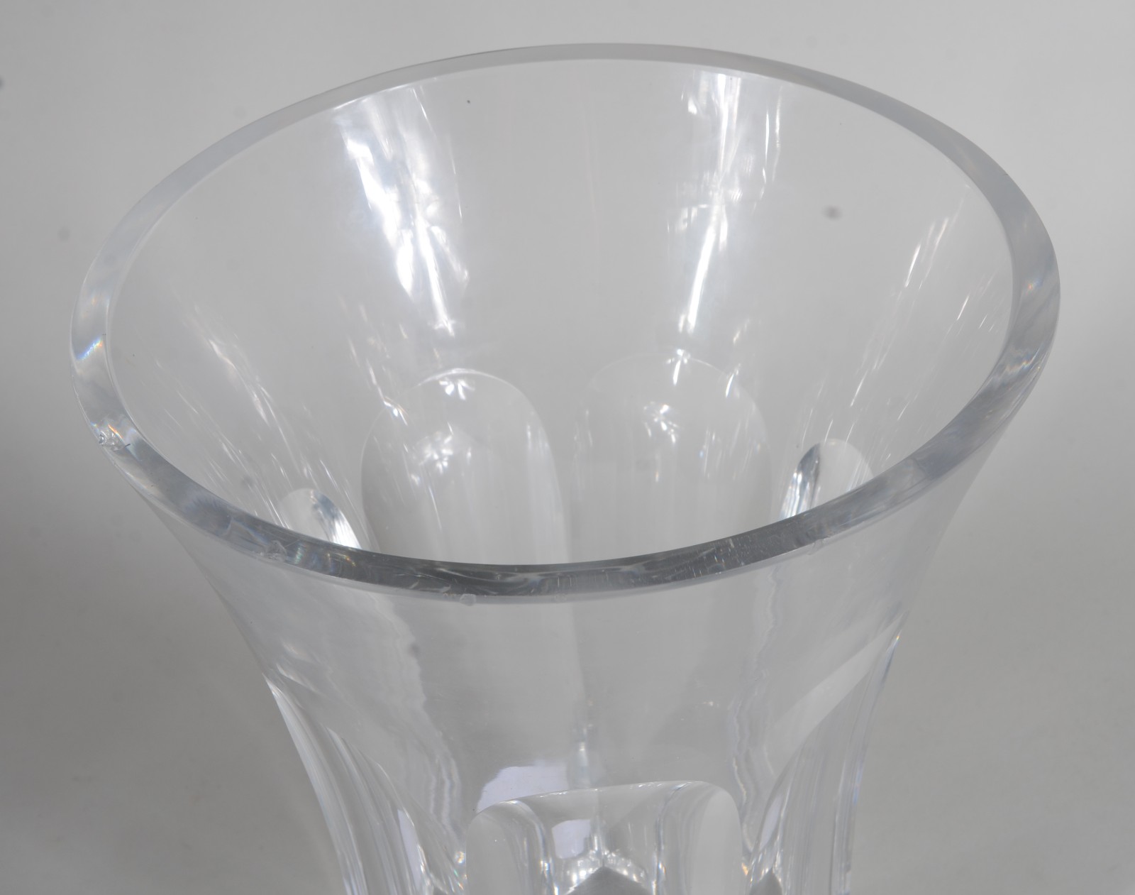 Vaso de cristal europeu com base facetada (pequenos lascados). - foto 2 de 6