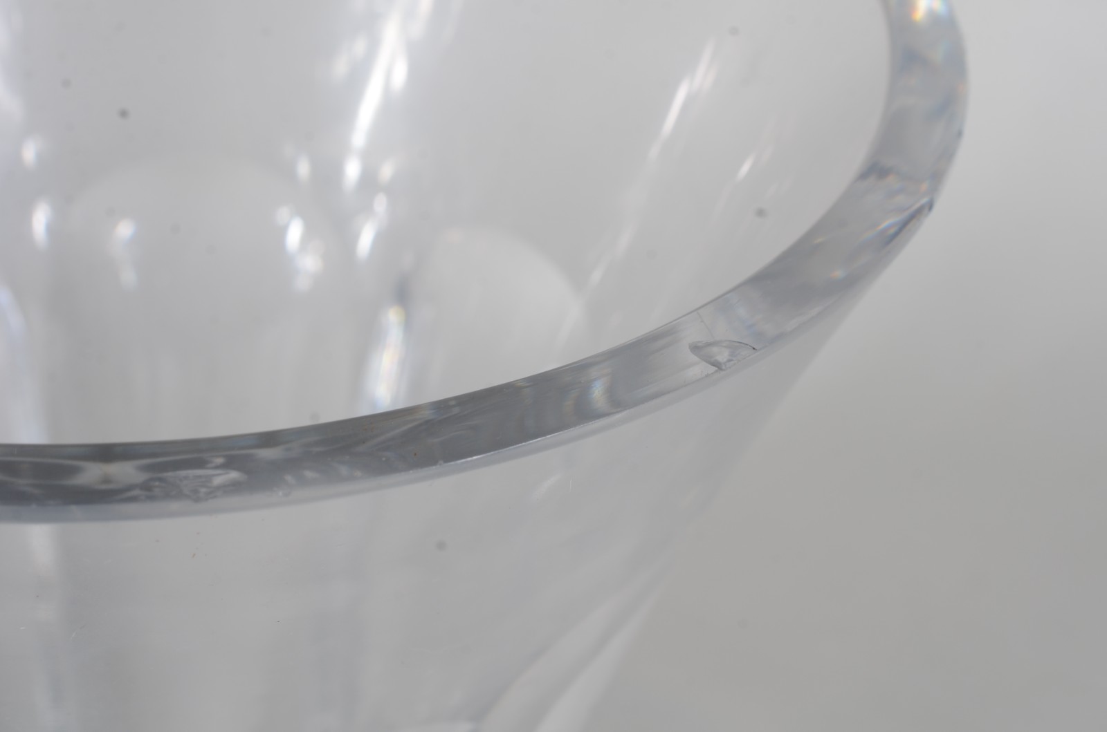 Vaso de cristal europeu com base facetada (pequenos lascados). - foto 3 de 6