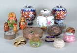 Dezessete peças diversas decorativas, sendo par... - Dezessete peças diversas decorativas, sendo par de vasos e potiche de porcelana oriental;  8 caixinhas de diversas procedências e materiais; 4 b...
