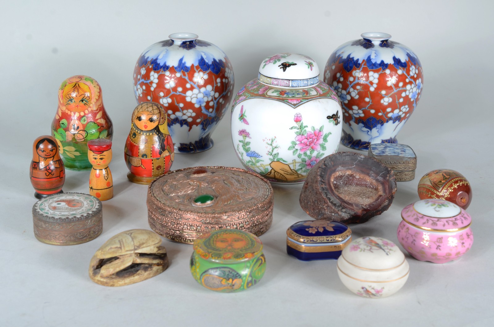 Dezessete peças diversas decorativas, sendo par de vasos e potiche de... - foto 1 de 11