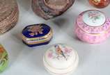 Dezessete peças diversas decorativas, sendo par... - Dezessete peças diversas decorativas, sendo par de vasos e potiche de porcelana oriental;  8 caixinhas de diversas procedências e materiais; 4 b...
