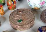 Dezessete peças diversas decorativas, sendo par... - Dezessete peças diversas decorativas, sendo par de vasos e potiche de porcelana oriental;  8 caixinhas de diversas procedências e materiais; 4 b...