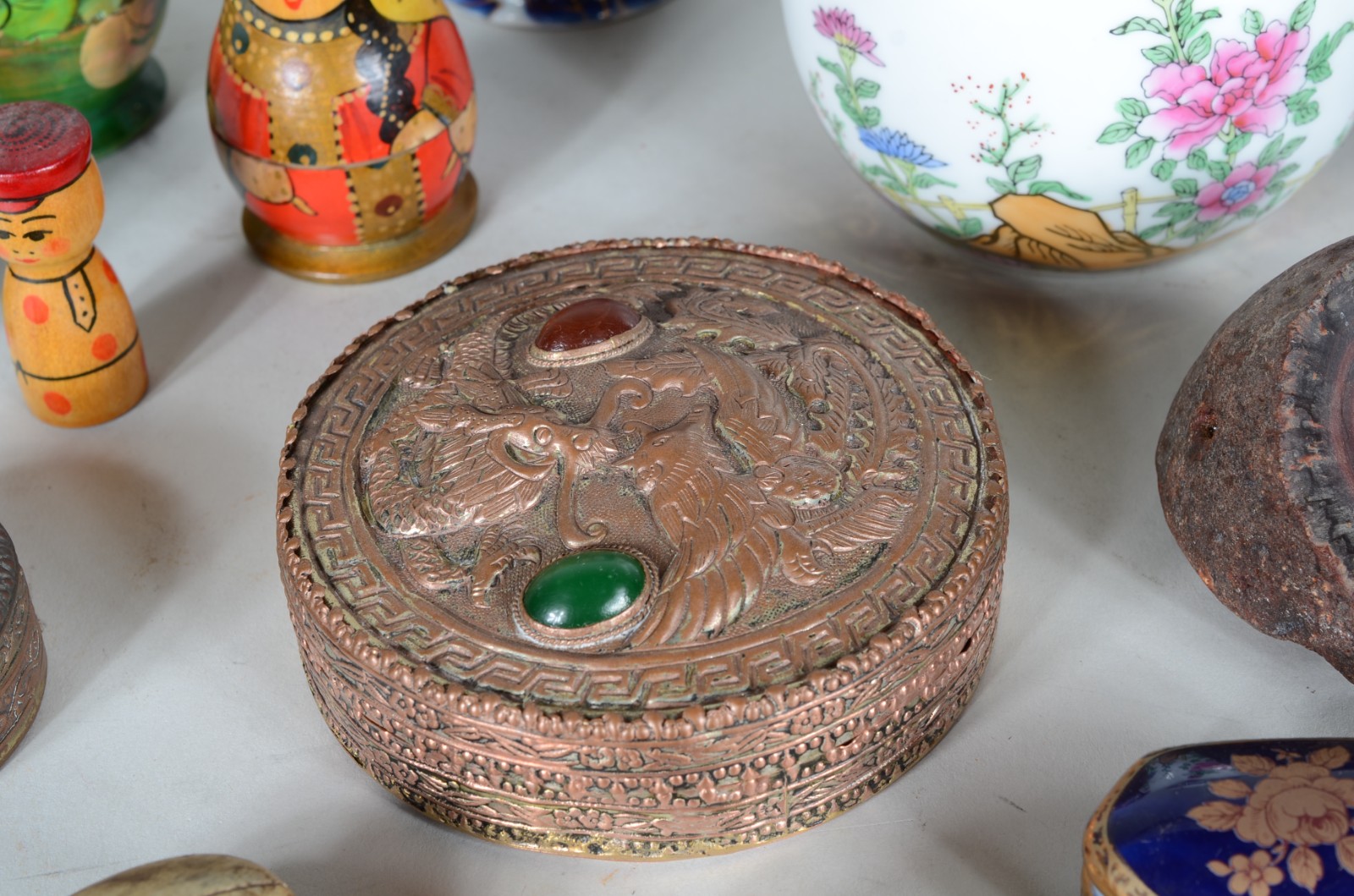 Dezessete peças diversas decorativas, sendo par de vasos e potiche de... - foto 3 de 11