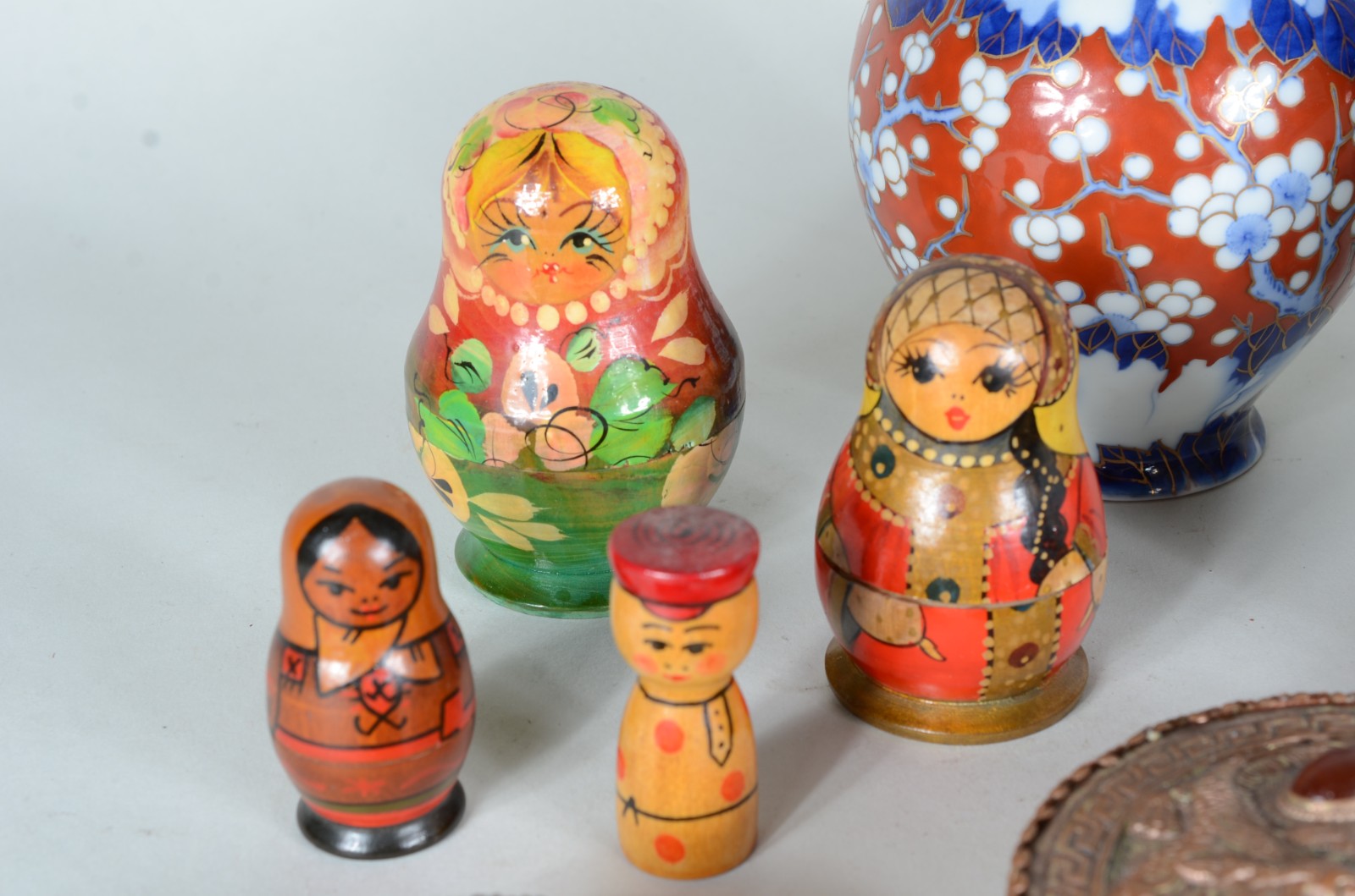 Dezessete peças diversas decorativas, sendo par de vasos e potiche de... - foto 4 de 11