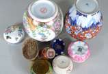Dezessete peças diversas decorativas, sendo par... - Dezessete peças diversas decorativas, sendo par de vasos e potiche de porcelana oriental;  8 caixinhas de diversas procedências e materiais; 4 b...