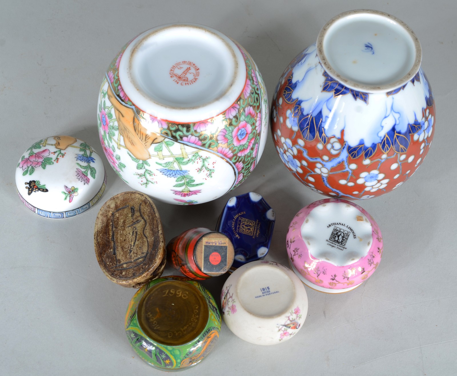 Dezessete peças diversas decorativas, sendo par de vasos e potiche de... - foto 7 de 11