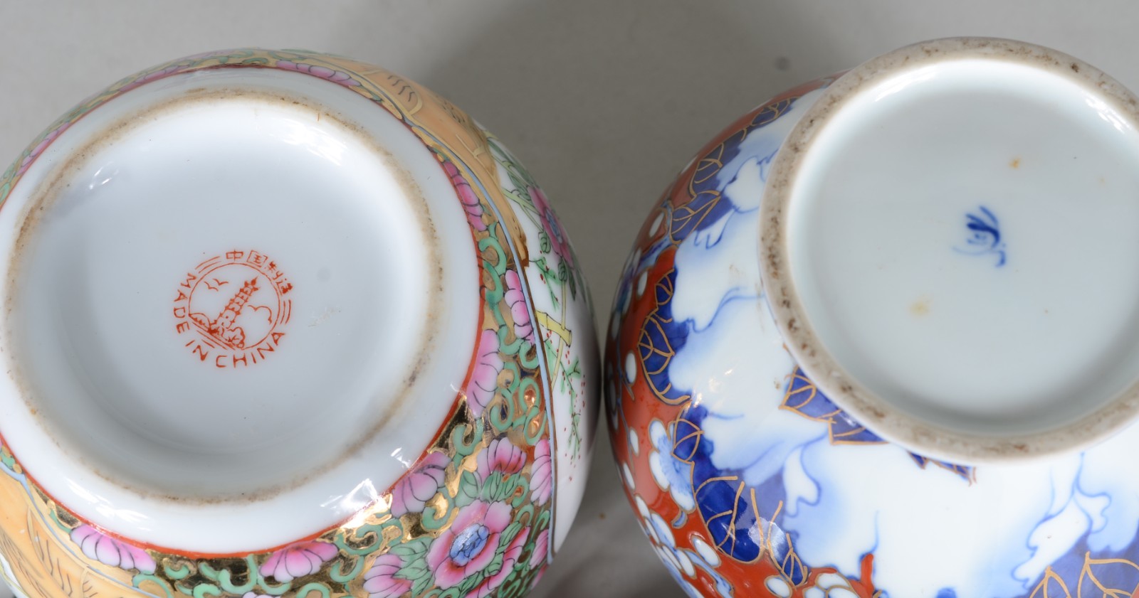 Dezessete peças diversas decorativas, sendo par de vasos e potiche de... - foto 9 de 11