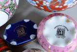 Dezessete peças diversas decorativas, sendo par... - Dezessete peças diversas decorativas, sendo par de vasos e potiche de porcelana oriental;  8 caixinhas de diversas procedências e materiais; 4 b...