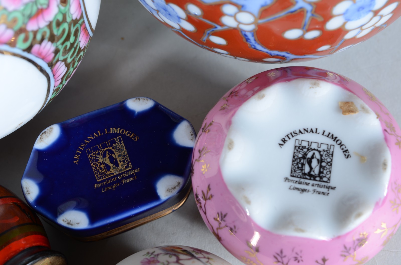 Dezessete peças diversas decorativas, sendo par de vasos e potiche de... - foto 10 de 11
