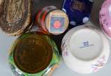 Dezessete peças diversas decorativas, sendo par... - Dezessete peças diversas decorativas, sendo par de vasos e potiche de porcelana oriental;  8 caixinhas de diversas procedências e materiais; 4 b...