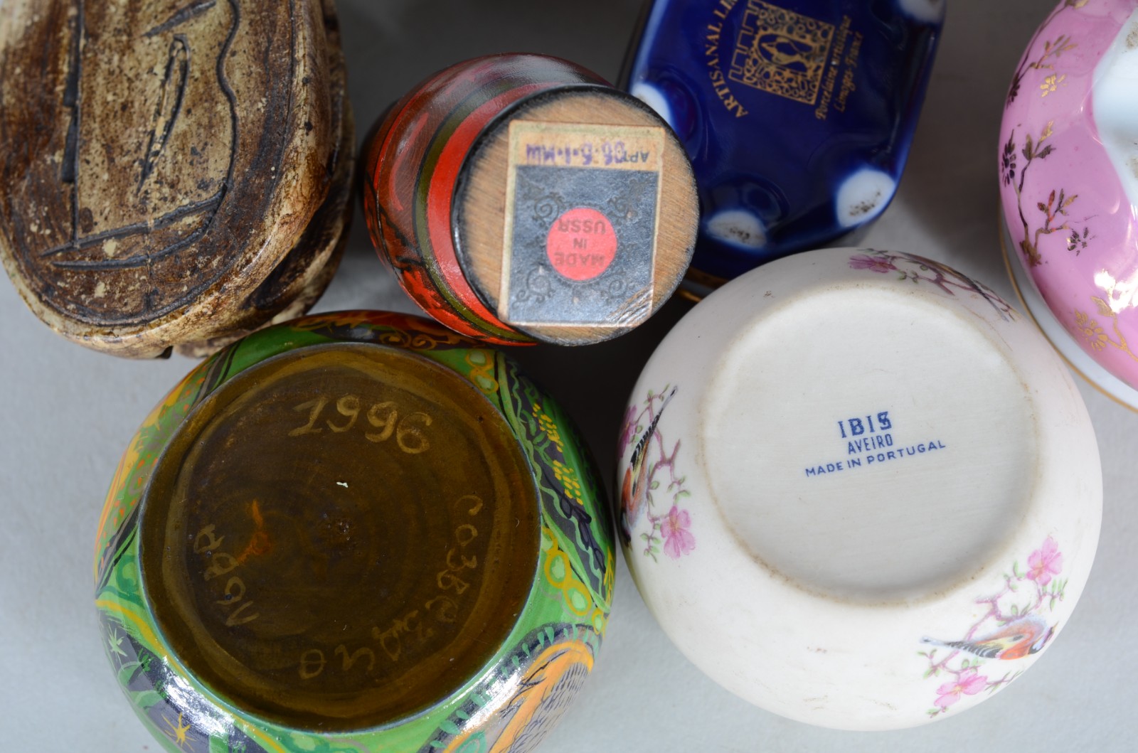 Dezessete peças diversas decorativas, sendo par de vasos e potiche de... - foto 11 de 11