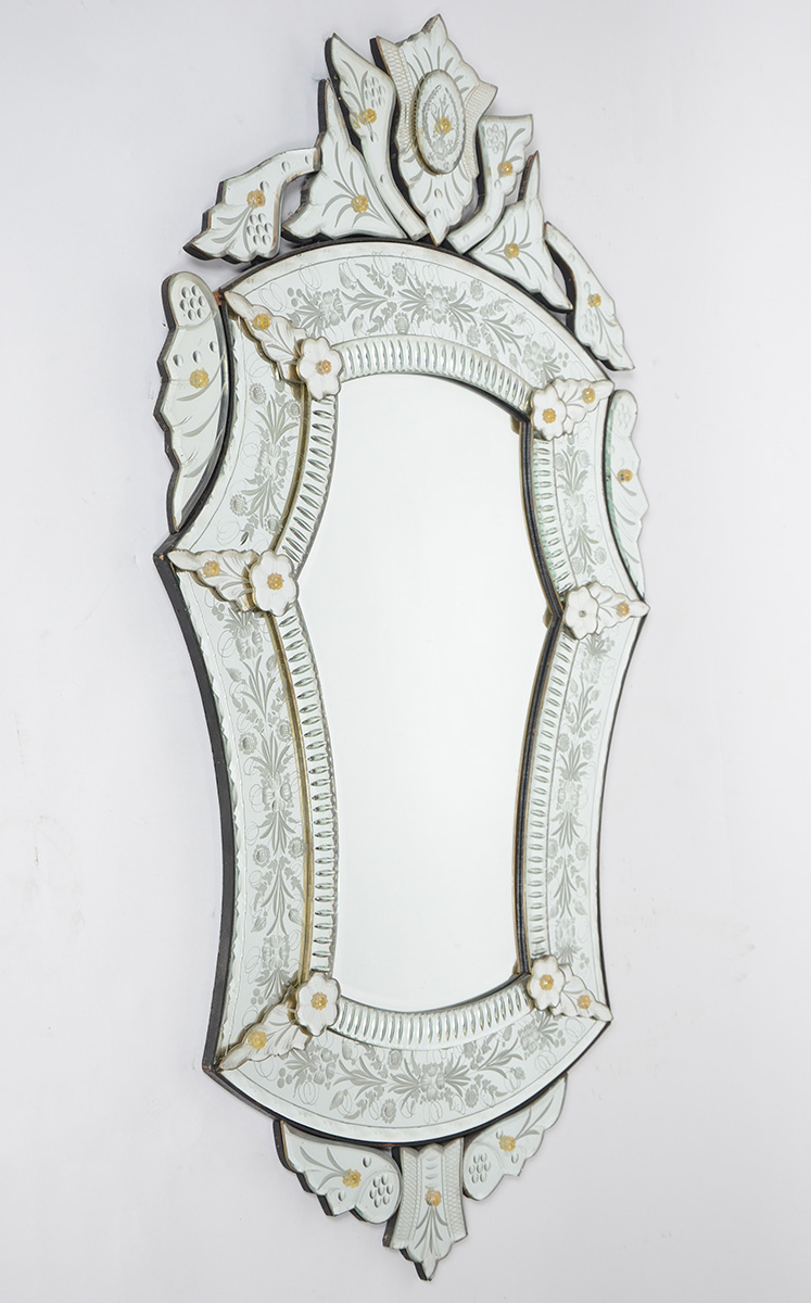 Espelho veneziano, Itália, década de 60. Medidas 0,68 x 1,22 cm.