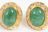 Par de brincos de ouro 18k com 2 esmeraldas cab... - Par de brincos de ouro 18k com 2 esmeraldas cabochans de aprox. 9,5 cts cada uma, 32 brilhantes com 1,2 cts