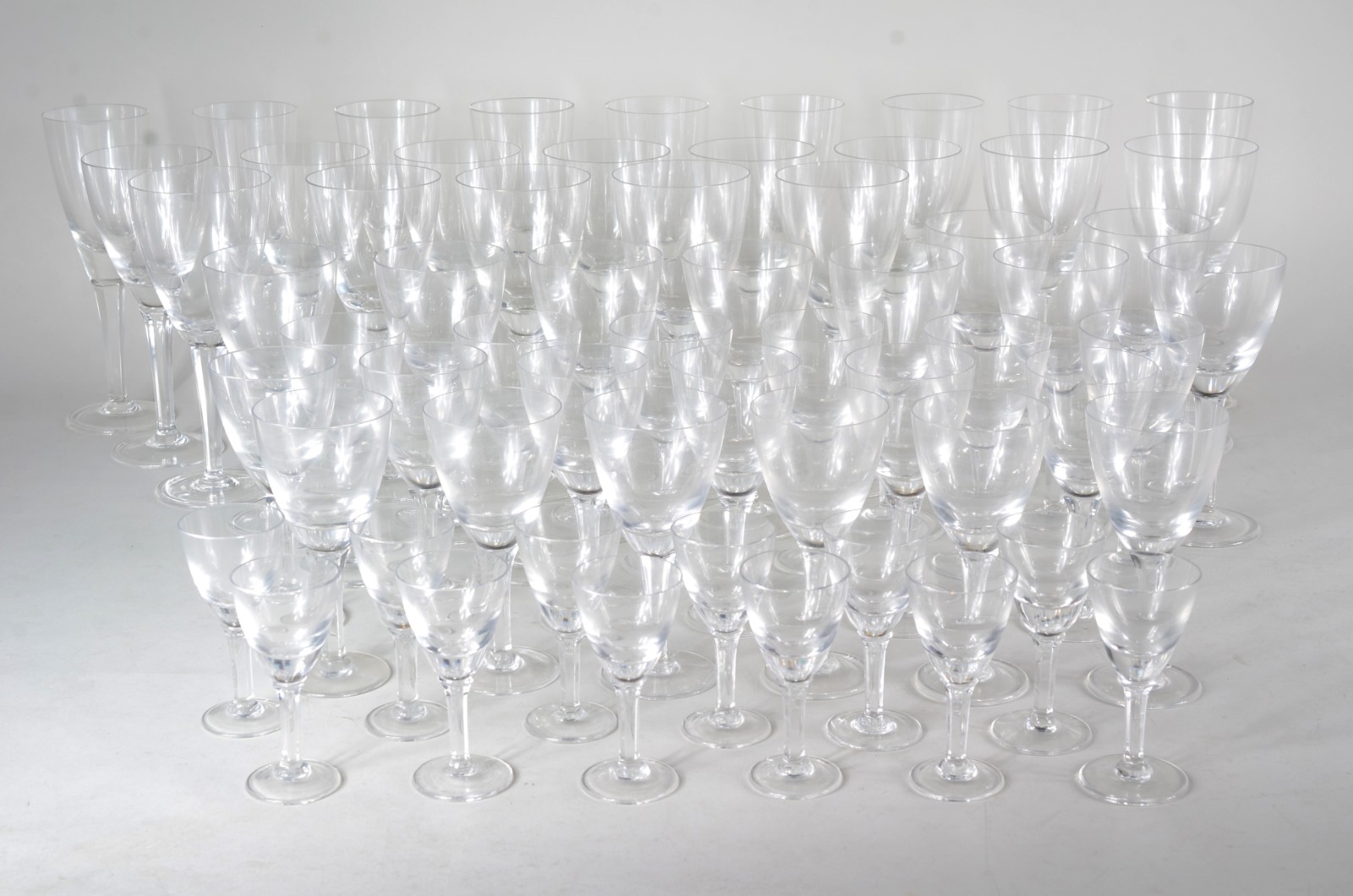 Serviço de cristal, composto de: 13 taças para água, 9 para vinho... - foto 1 de 6