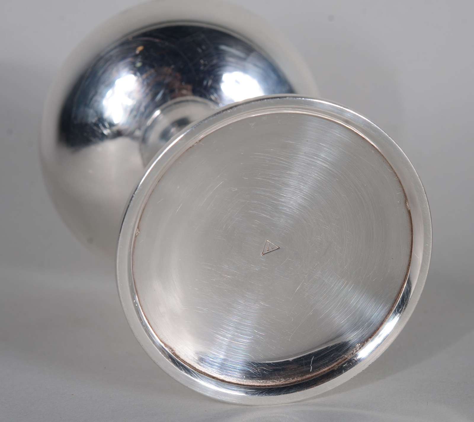 Doze taças de pé alto para sobremesa de metal prateado. - foto 4 de 5