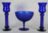 Conjunto com par de castiçais e fruteira de vid... - Conjunto com par de castiçais e fruteira de vidro na cor azul.