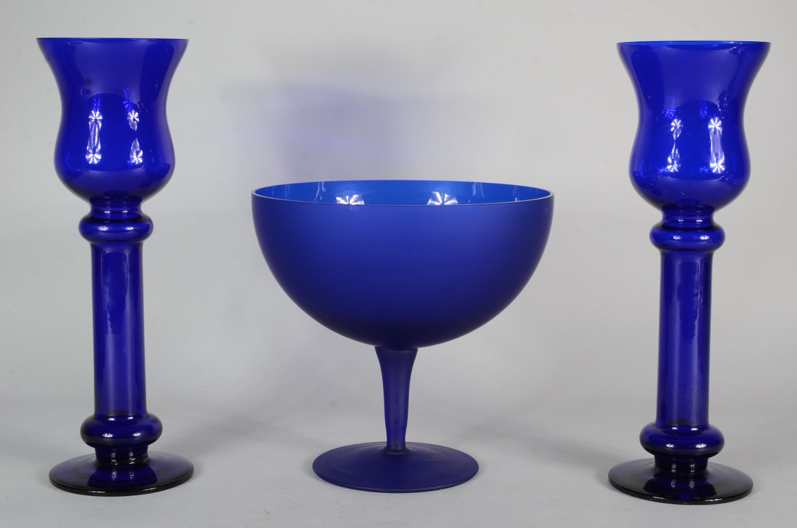 Conjunto com par de castiçais e fruteira de vidro na cor azul. - foto 1 de 5