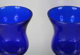 Conjunto com par de castiçais e fruteira de vid... - Conjunto com par de castiçais e fruteira de vidro na cor azul.
