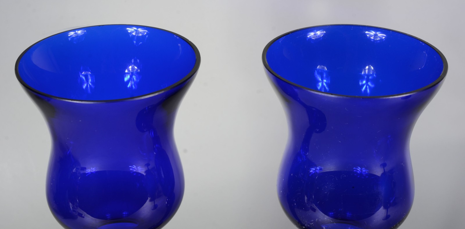 Conjunto com par de castiçais e fruteira de vidro na cor azul. - foto 2 de 5