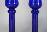 Conjunto com par de castiçais e fruteira de vid... - Conjunto com par de castiçais e fruteira de vidro na cor azul.