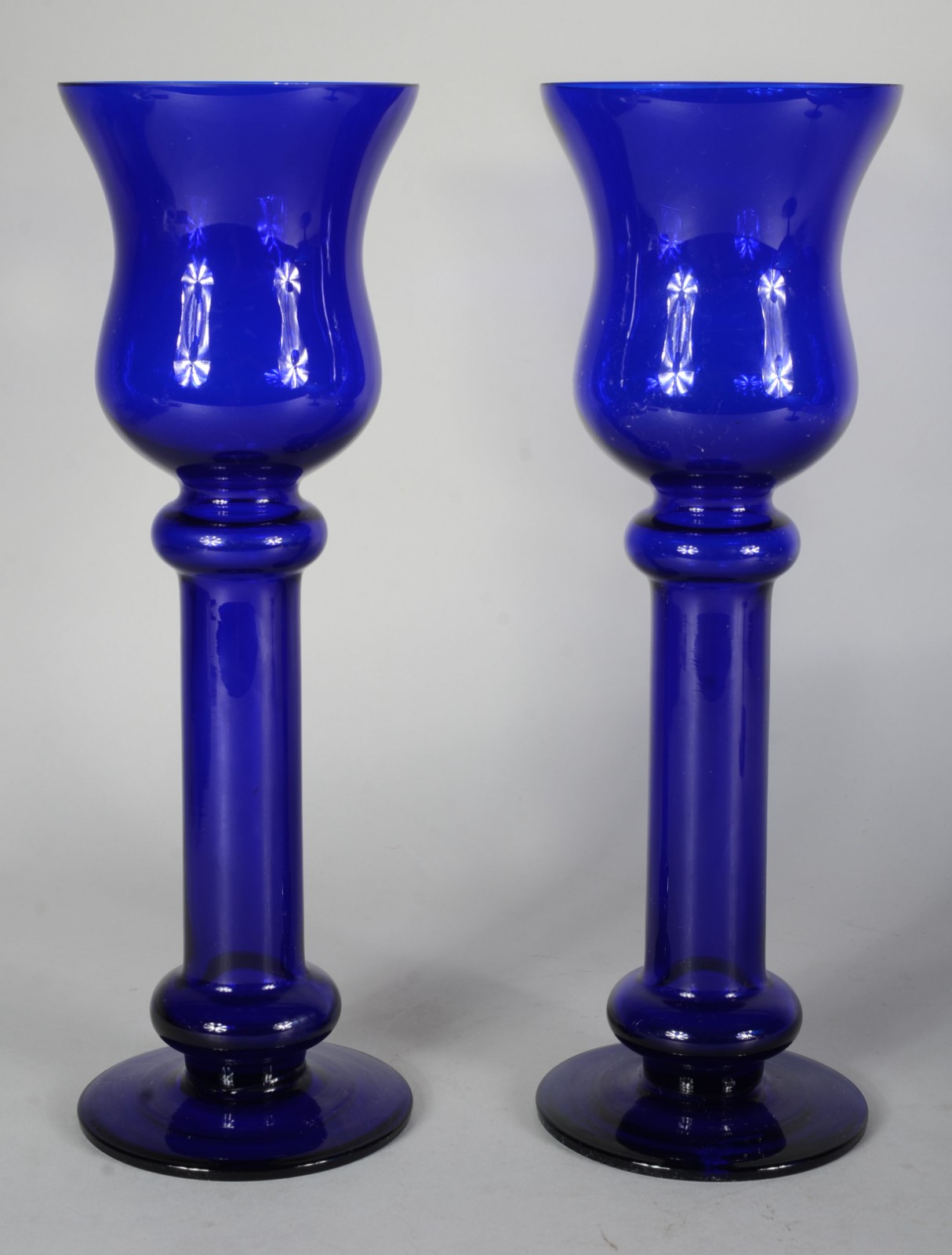 Conjunto com par de castiçais e fruteira de vidro na cor azul. - foto 3 de 5