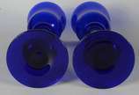 Conjunto com par de castiçais e fruteira de vid... - Conjunto com par de castiçais e fruteira de vidro na cor azul.