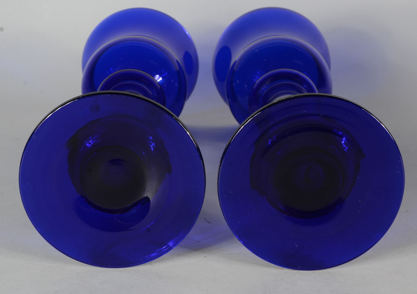 Conjunto com par de castiçais e fruteira de vidro na cor azul. - foto 4 de 5