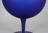 Conjunto com par de castiçais e fruteira de vid... - Conjunto com par de castiçais e fruteira de vidro na cor azul.