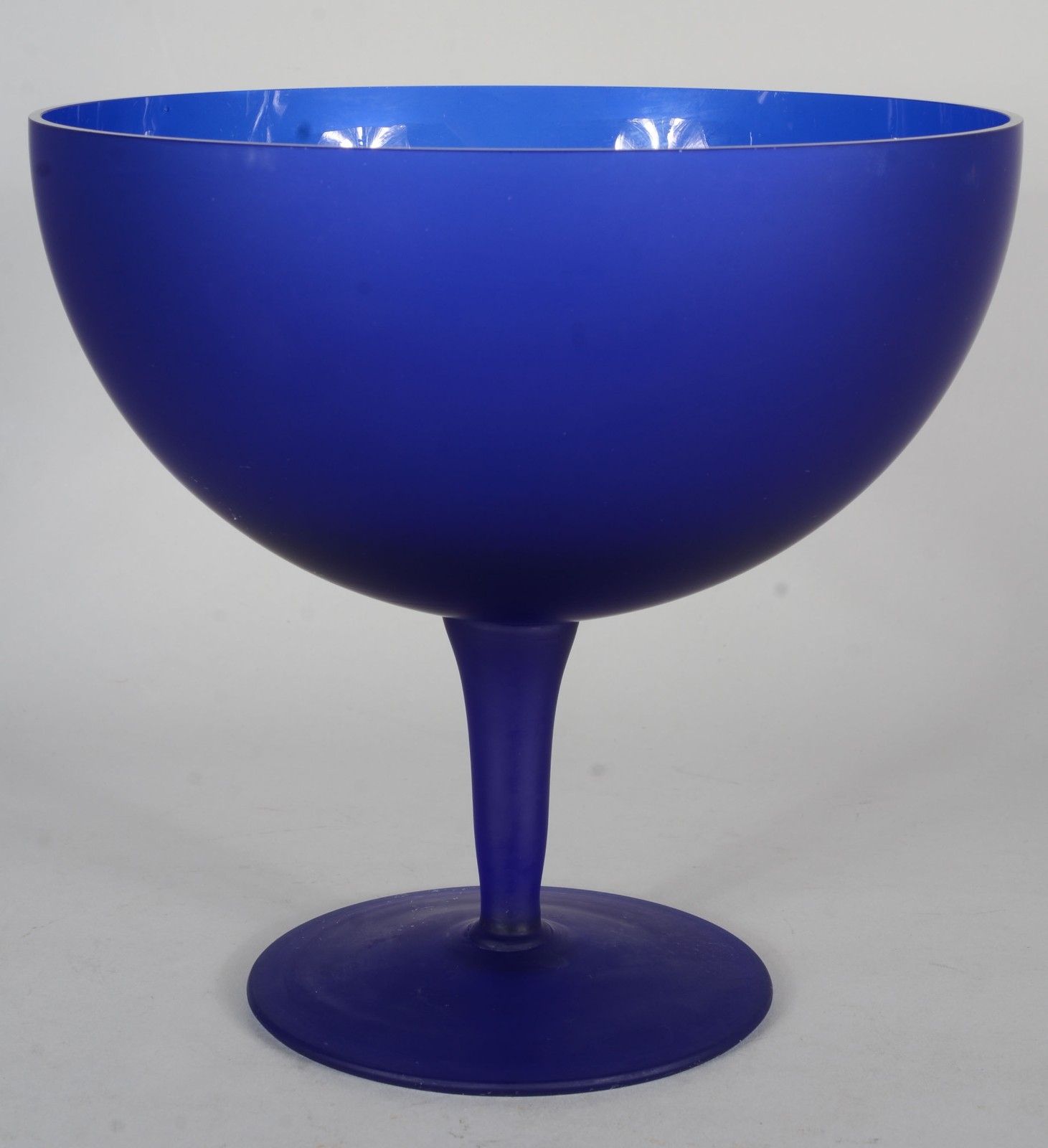 Conjunto com par de castiçais e fruteira de vidro na cor azul. - foto 5 de 5