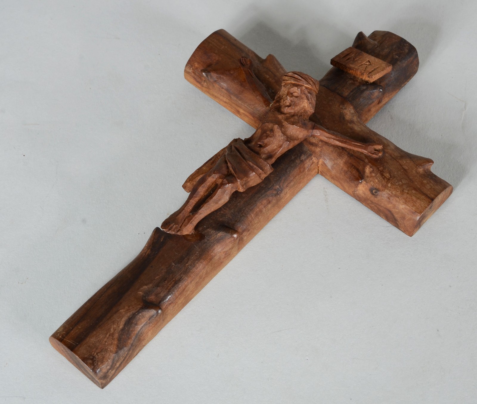 Crucifixo de madeira com figura de Cristo entalhada. Braço quebrado. - foto 1 de 8