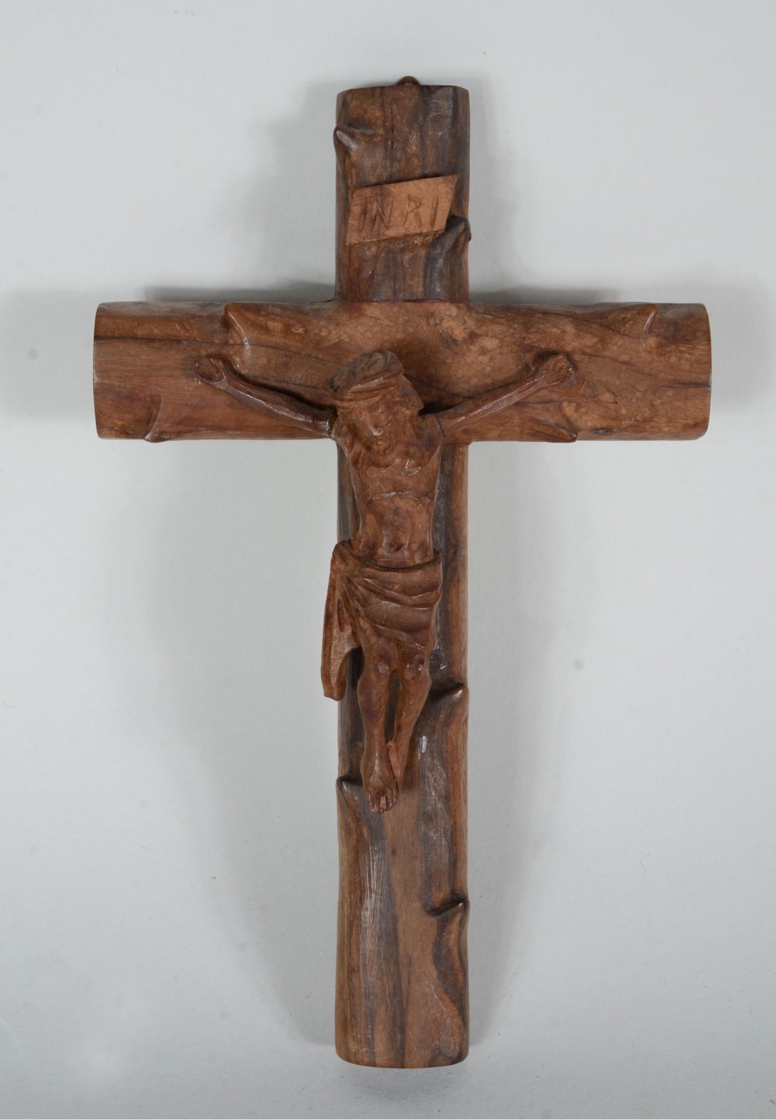 Crucifixo de madeira com figura de Cristo entalhada. Braço quebrado. - foto 2 de 8