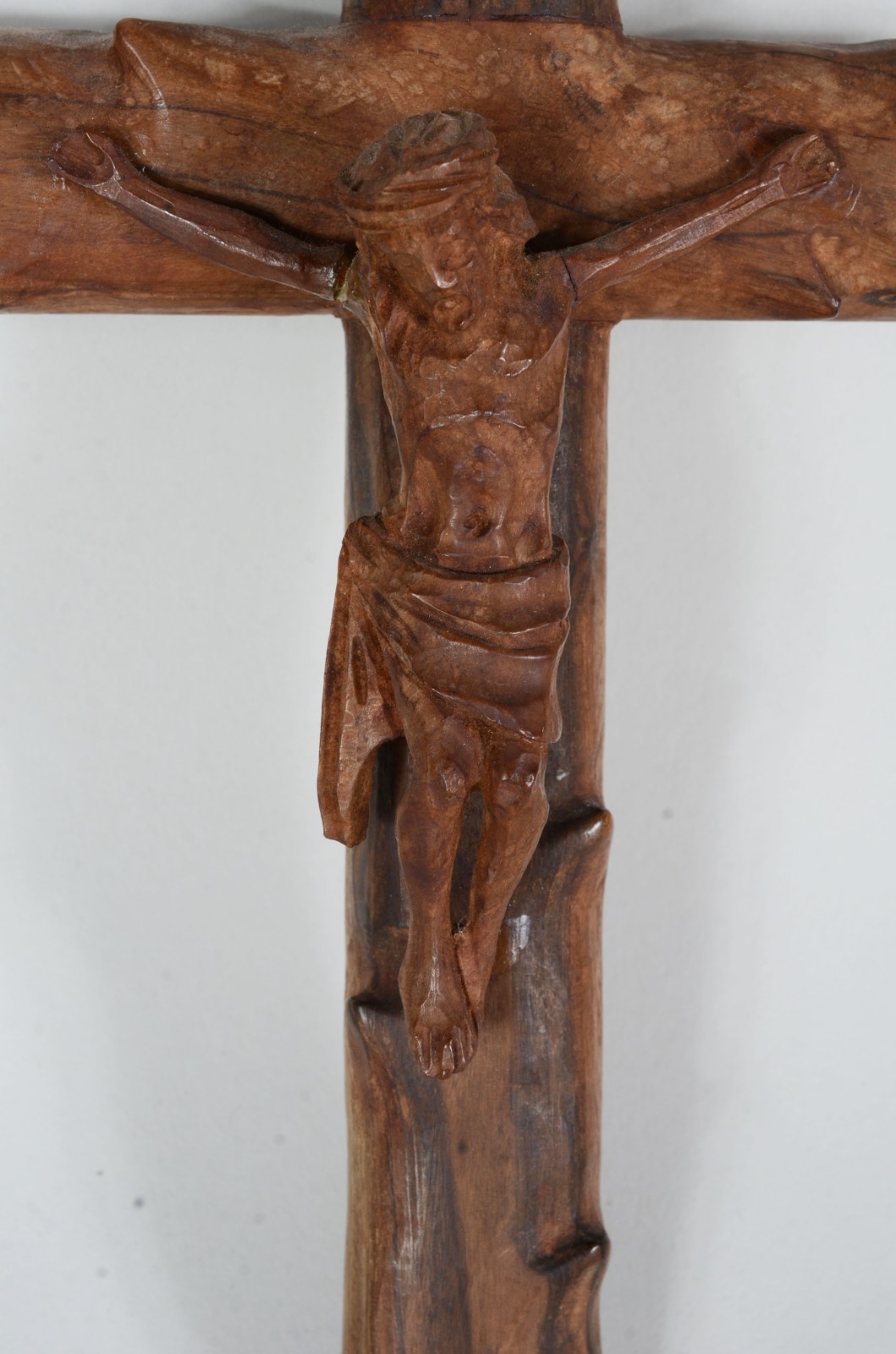Crucifixo de madeira com figura de Cristo entalhada. Braço quebrado. - foto 3 de 8