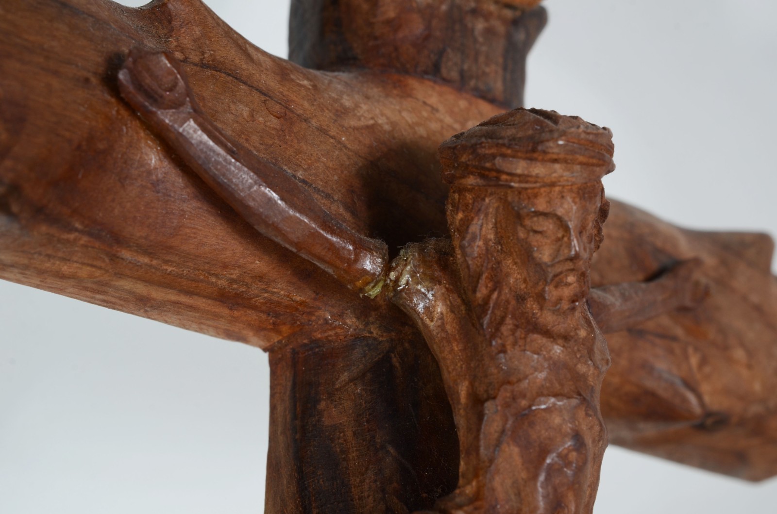 Crucifixo de madeira com figura de Cristo entalhada. Braço quebrado. - foto 4 de 8