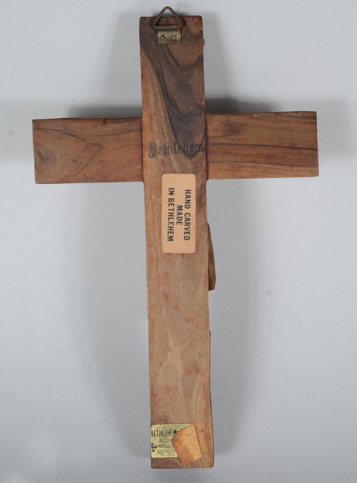 Crucifixo de madeira com figura de Cristo entalhada. Braço quebrado. - foto 5 de 8