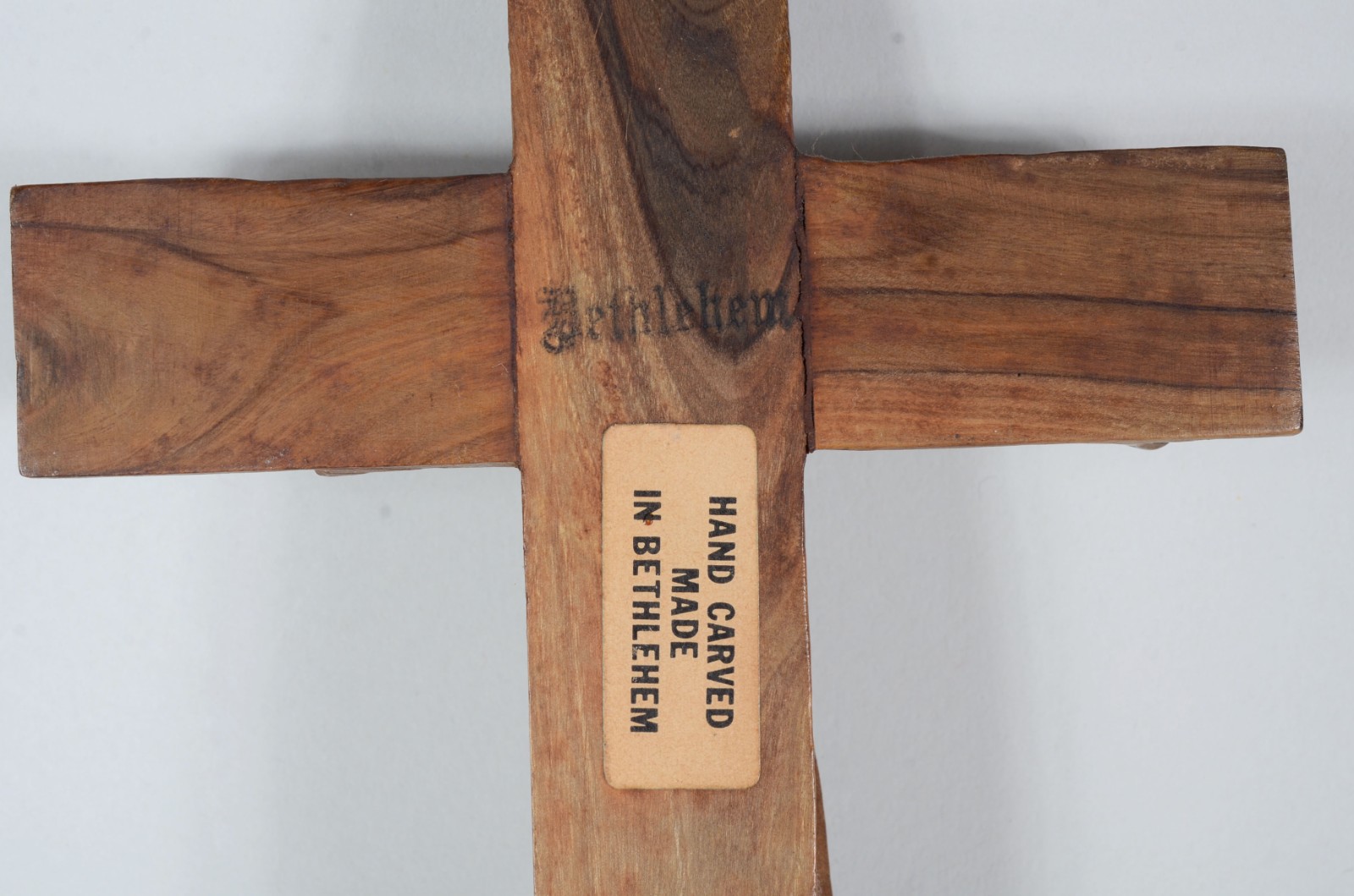 Crucifixo de madeira com figura de Cristo entalhada. Braço quebrado. - foto 8 de 8