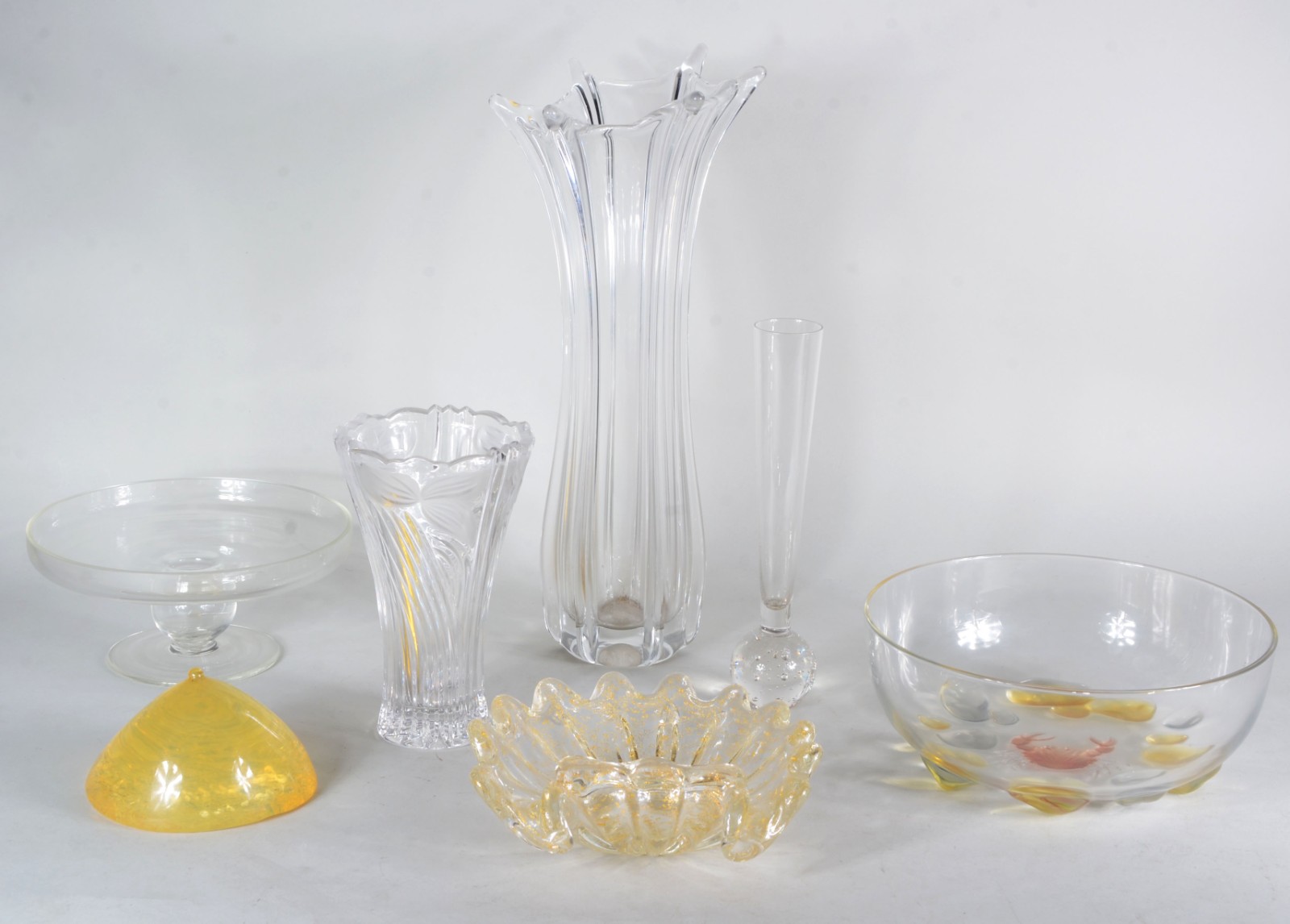 Sete peças diversas, sendo: 2 vasos de vidro, solifleur, bowl de... - foto 1 de 11